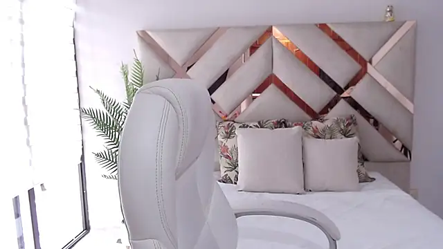 sophia hadid online show from 03-21-25, 06:07