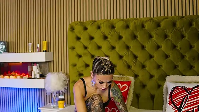 TiffanyMaze online show from 02-12-25, 08:16