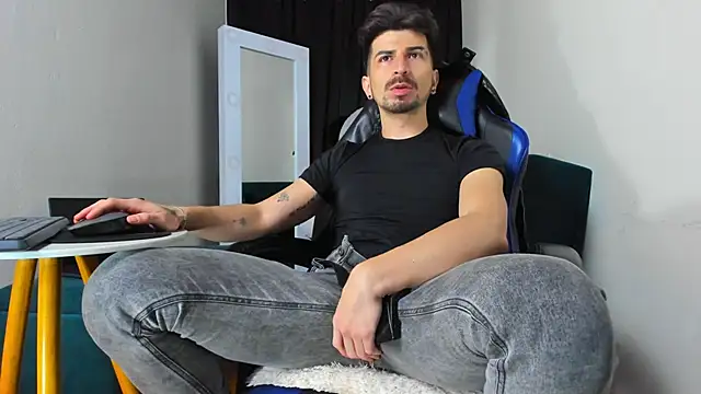 LiamCossio  online show from 01-10-25, 06:42