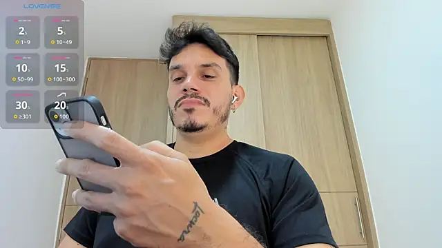 Snapshot of alejandro_stark chatting on 10-29-25, 04:04 alejandro stark online show from 10-29-25, 04:04