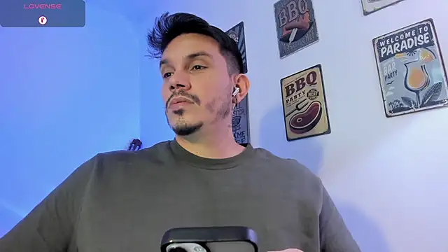 Snapshot of alejandro_stark chatting on 02-06-26, 01:43 alejandro stark online show from 02-06-26, 01:43