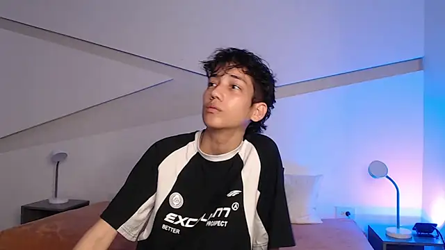 Snapshot of hot_little_bunny chatting on 02-18-25, 08:25 hot little bunny online show from 02-18-25, 08:25