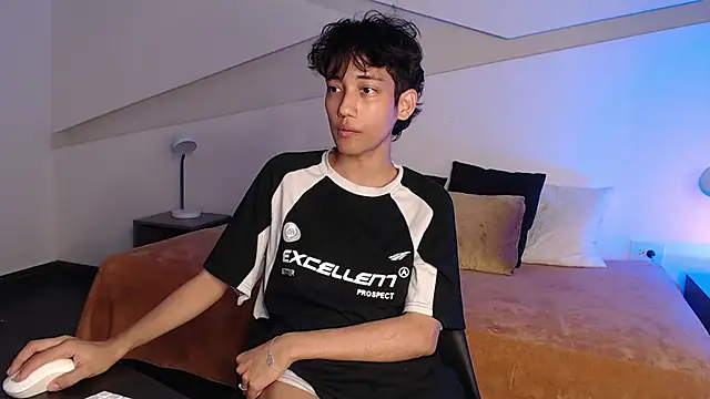 Snapshot of hot_little_bunny chatting on 02-18-25, 11:30 hot little bunny online show from 02-18-25, 11:30