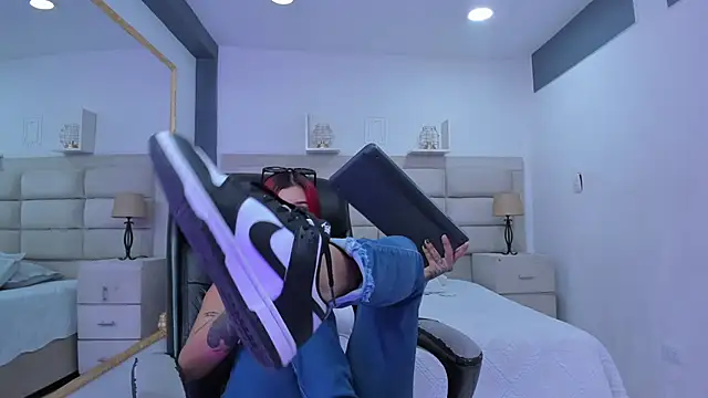 CinthiaCollins online show from 11-18-25, 08:24