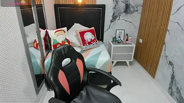 LORENADAVIES online show from 11-25-25, 07:03