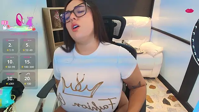 Snapshot of CelesteBrucee chatting on 02-13-25, 11:58 CelesteBrucee online show from 02-13-25, 11:58