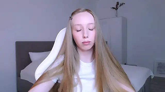 Luna insniity online show from 11-28-25, 08:11