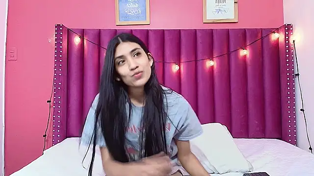 Snapshot of littlee_emilyy_ chatting on 01-22-25, 05:59 littlee emilyy online show from 01-22-25, 05:59