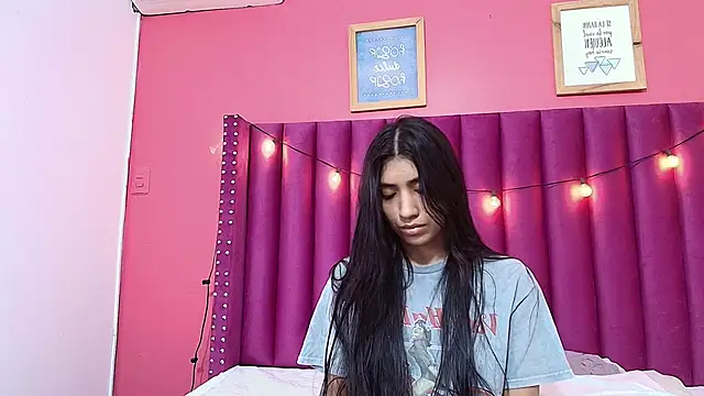 Snapshot of littlee_emilyy_ chatting on 01-22-25, 09:02 littlee emilyy online show from 01-22-25, 09:02