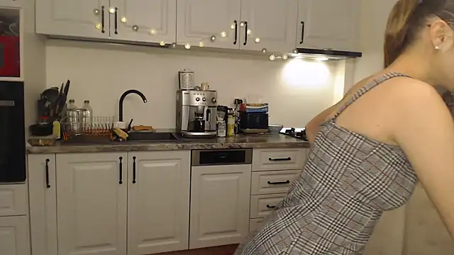 Snapshot of Tasty_Shape chatting on 12-19-24, 04:24 Tasty Shape online show from 12-19-24, 04:24