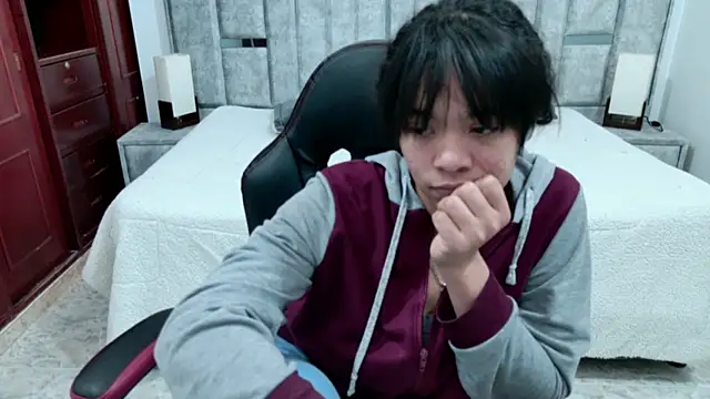 Snapshot of laureentt_ chatting on 03-21-26, 08:19 laureentt online show from 03-21-26, 08:19