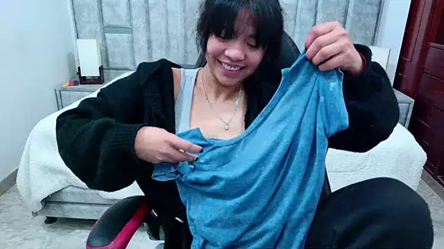 Snapshot of laureentt_ chatting on 07-20-26, 10:39 laureentt online show from 07-20-26, 10:39