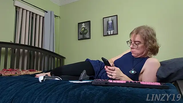 Snapshot of Linzy_19 chatting on 12-18-24, 03:47 Linzy 19 online show from 12-18-24, 03:47