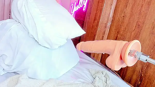 Snapshot of queen_yully chatting on 03-22-25, 10:59 queen yully online show from 03-22-25, 10:59