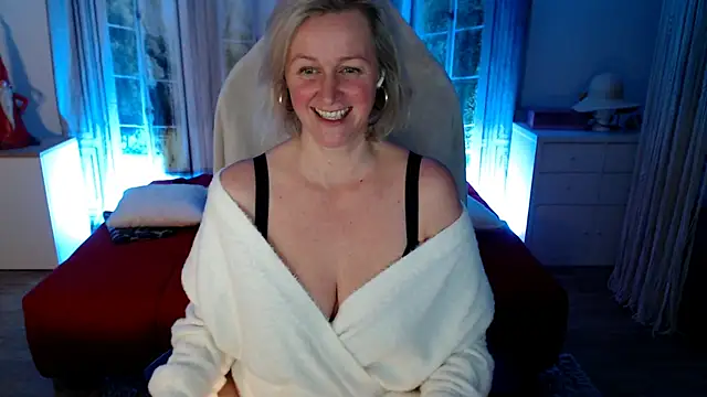 Snapshot of MarleneBloem chatting on 12-16-25, 05:40 MarleneBloem online show from 12-16-25, 05:40