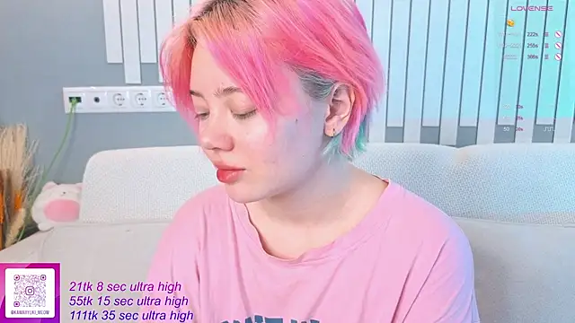 Snapshot of __KawaiiYuki__ chatting on 10-13-25, 06:57 KawaiiYuki online show from 10-13-25, 06:57