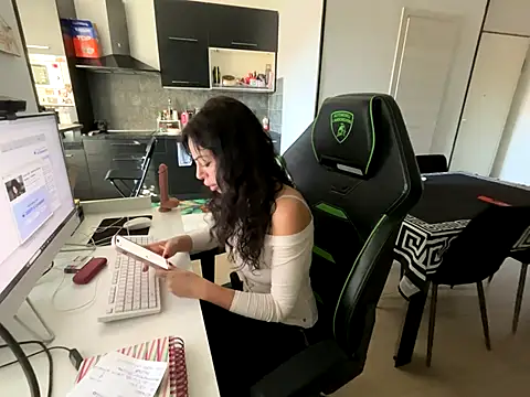 Snapshot of Chloe_Ricci chatting on 11-10-25, 08:02 Chloe Ricci online show from 11-10-25, 08:02