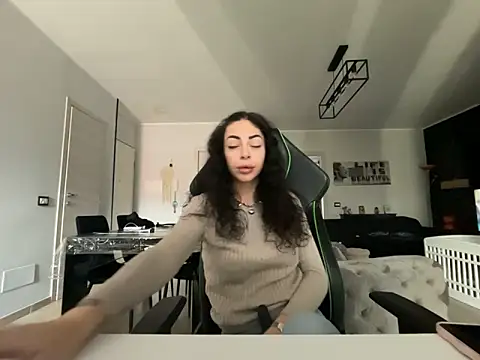 Snapshot of Chloe_Ricci chatting on 12-01-25, 08:08 Chloe Ricci online show from 12-01-25, 08:08