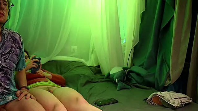 Snapshot of Claudia_and_elon_ chatting on 09-29-25, 12:16 Claudia and elon online show from 09-29-25, 12:16