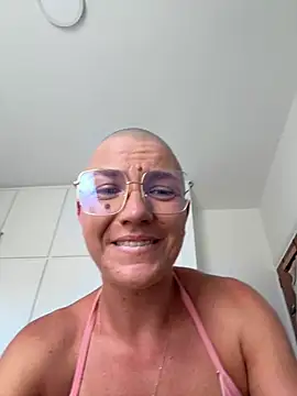 Snapshot of PaulinaSchubert1 chatting on 05-31-26, 01:40 PaulinaSchubert1 online show from 05-31-26, 01:40