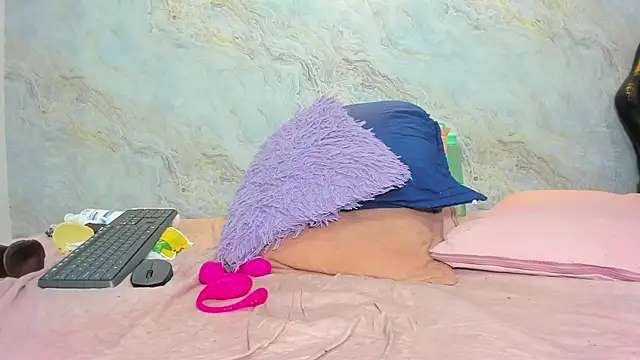 jones maddy  online show from 02-11-25, 06:11