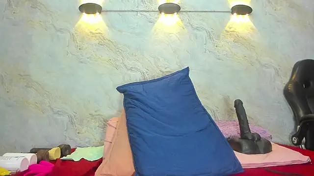 jones maddy  online show from 02-12-25, 12:01