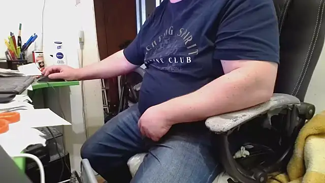 Snapshot of tipko123 chatting on 10-11-25, 02:37 tipko123 online show from 10-11-25, 02:37