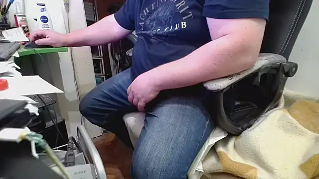 Snapshot of tipko123 chatting on 10-15-25, 02:06 tipko123 online show from 10-15-25, 02:06