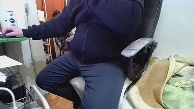 Snapshot of tipko123 chatting on 10-17-25, 04:09 tipko123 online show from 10-17-25, 04:09