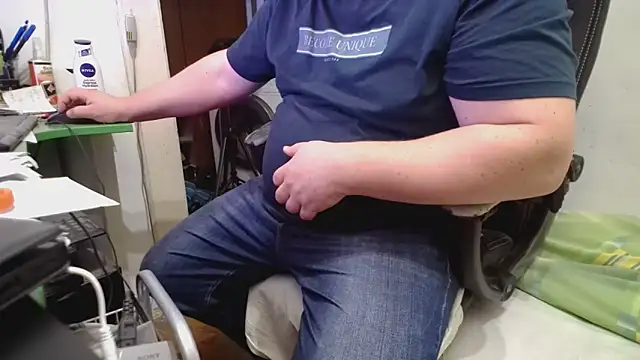 Snapshot of tipko123 chatting on 10-20-25, 01:22 tipko123 online show from 10-20-25, 01:22