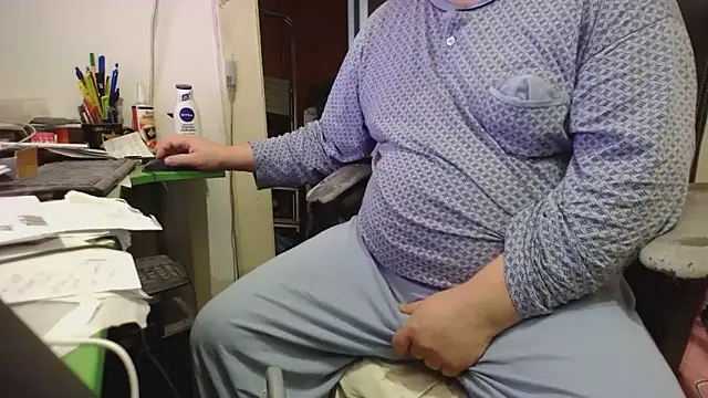 Snapshot of tipko123 chatting on 11-15-25, 11:18 tipko123 online show from 11-15-25, 11:18