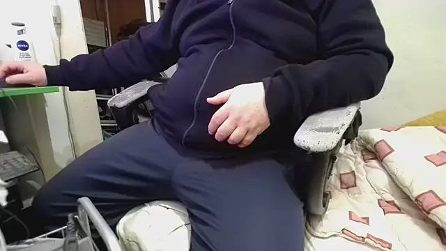 Snapshot of tipko123 chatting on 11-18-25, 04:00 tipko123 online show from 11-18-25, 04:00