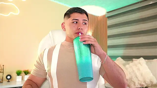 Snapshot of MatiasKorn chatting on 11-29-25, 05:43 MatiasKorn online show from 11-29-25, 05:43