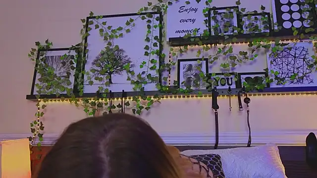 Snapshot of EvaTyrell chatting on 12-02-24, 09:28 EvaTyrell online show from 12-02-24, 09:28