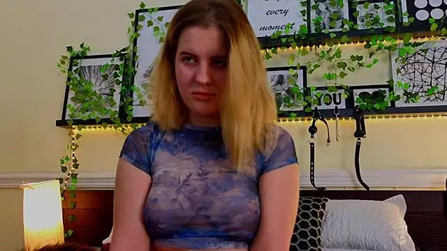 Snapshot of EvaTyrell chatting on 12-04-24, 11:35 EvaTyrell online show from 12-04-24, 11:35