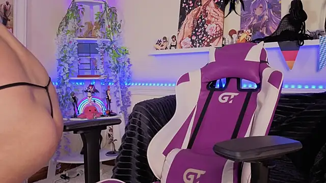 Snapshot of EvaTyrell chatting on 10-13-25, 01:00 EvaTyrell online show from 10-13-25, 01:00