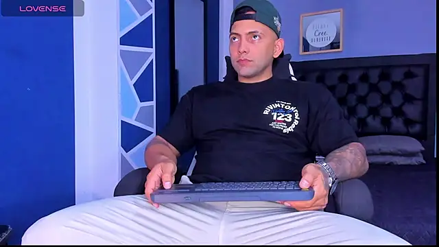 Snapshot of alex_oficial chatting on 04-27-26, 04:54 alex oficial online show from 04-27-26, 04:54