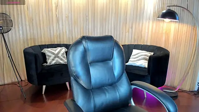 Snapshot of LisaMonroe_ chatting on 03-20-26, 08:25 LisaMonroe online show from 03-20-26, 08:25