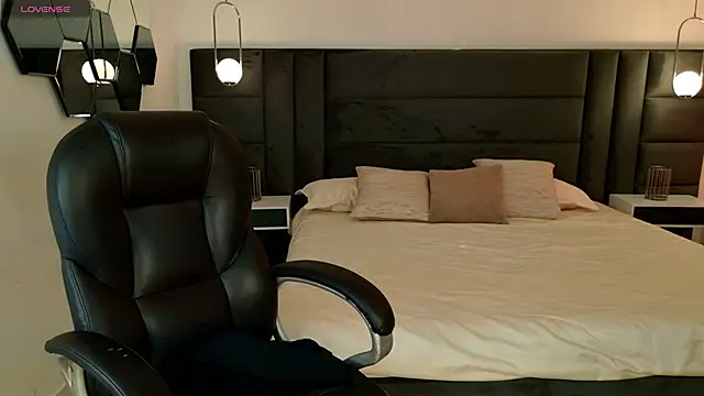 Snapshot of LisaMonroe_ chatting on 03-21-26, 08:34 LisaMonroe online show from 03-21-26, 08:34