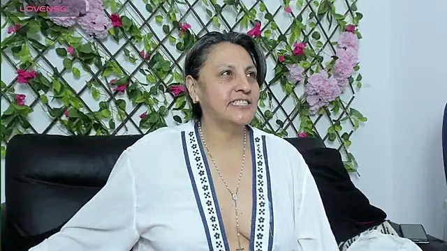 Snapshot of merlyna_goldens chatting on 10-20-25, 11:38 merlyna goldens online show from 10-20-25, 11:38