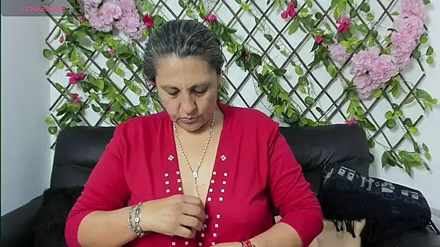 Snapshot of merlyna_goldens chatting on 10-24-25, 11:45 merlyna goldens online show from 10-24-25, 11:45