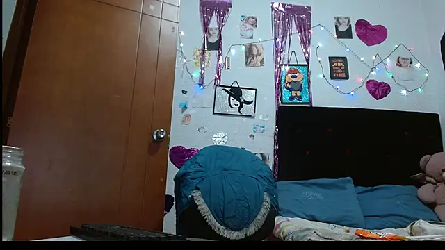 Snapshot of Saray_extrovert_ chatting on 02-18-25, 09:43 Saray extrovert online show from 02-18-25, 09:43