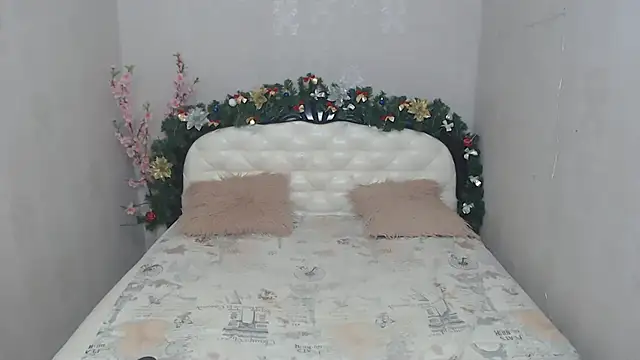 Snapshot of Holliy_Cooper chatting on 01-06-25, 08:28 Holliy Cooper online show from 01-06-25, 08:28