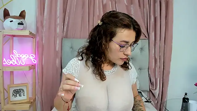 Snapshot of alix_bay chatting on 02-17-25, 03:58 alix bay online show from 02-17-25, 03:58