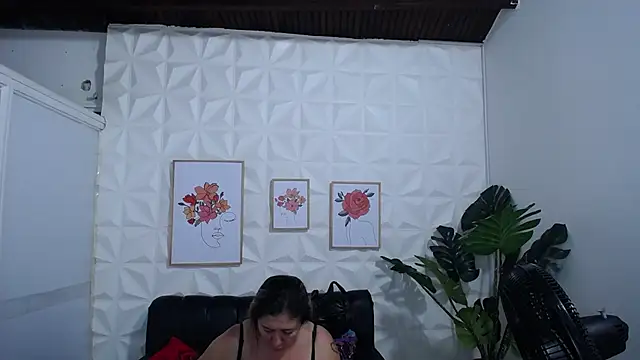 Snapshot of Valentinaa_mature chatting on 01-28-25, 11:07 Valentinaa mature online show from 01-28-25, 11:07