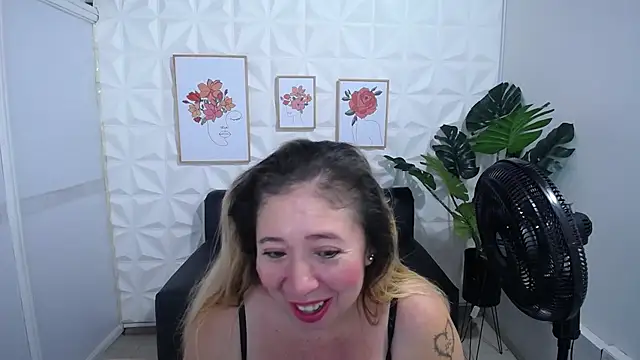 Snapshot of Valentinaa_mature chatting on 01-29-25, 10:43 Valentinaa mature online show from 01-29-25, 10:43