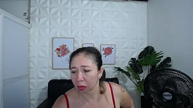 Snapshot of Valentinaa_mature chatting on 02-08-25, 02:04 Valentinaa mature online show from 02-08-25, 02:04