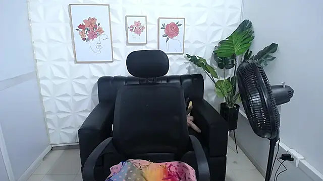 Snapshot of Valentinaa_mature chatting on 02-13-25, 12:57 Valentinaa mature online show from 02-13-25, 12:57