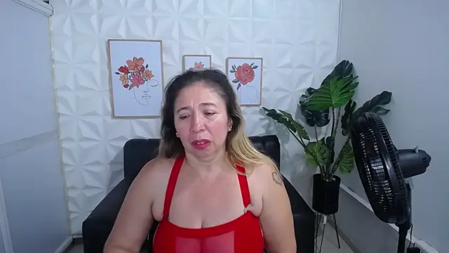 Snapshot of Valentinaa_mature chatting on 02-14-25, 06:34 Valentinaa mature online show from 02-14-25, 06:34