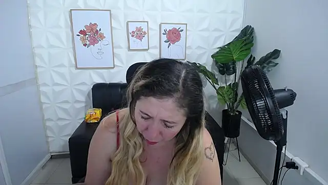 Snapshot of Valentinaa_mature chatting on 02-18-25, 03:42 Valentinaa mature online show from 02-18-25, 03:42